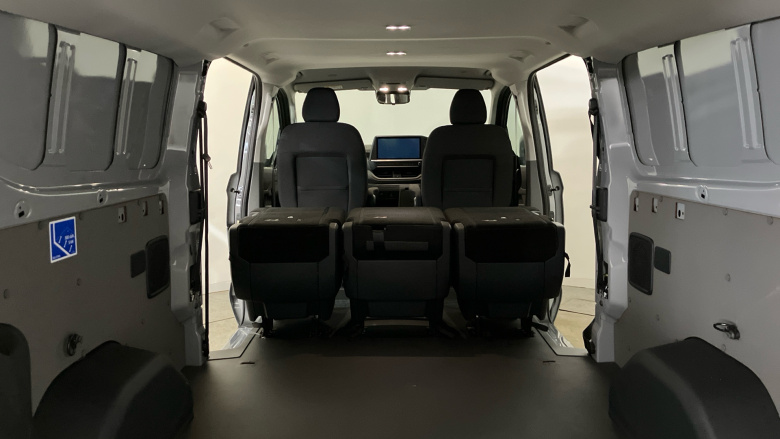 Volkswagen Transporter T32 Lwb Electric 160kW 65kWh Commerce Pro Kombi Van Auto